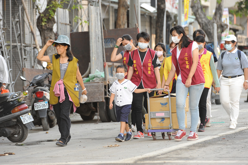 三信家商烘焙班提供麵包給國軍弟兄當點心。(圖∕張忠義 攝) 三信家商烘焙班提供麵包給國軍弟兄當點心。(圖∕張忠義 攝)