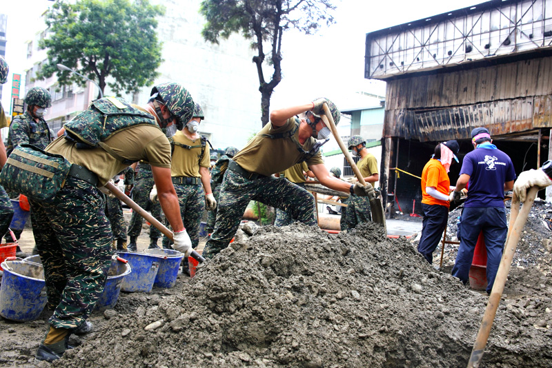 國軍弟兄協助搜救與清理災害現場。(圖∕曾國書 攝) 國軍弟兄協助搜救與清理災害現場。(圖∕曾國書 攝)