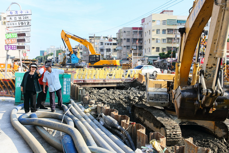 陳菊市長前往現場視察,關心重建工程進度。(圖∕曾國書 攝) 陳菊市長前往現場視察,關心重建工程進度。(圖∕曾國書 攝)