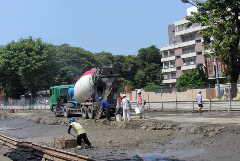 市府嚴密監控施工品質讓重建工程做到最好。(圖∕高雄市政府工務局 提供) 市府嚴密監控施工品質讓重建工程做到最好。(圖∕高雄市政府工務局 提供)