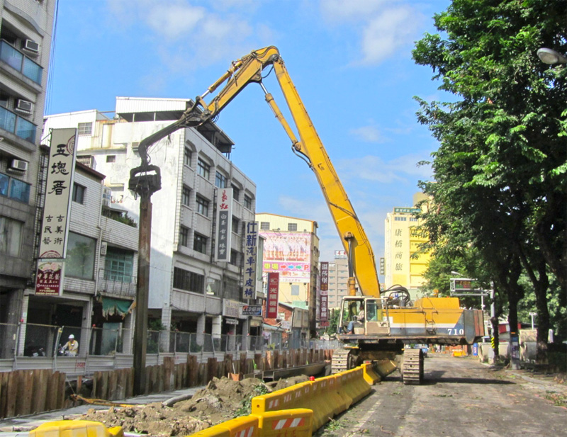 箱涵施作完成進行鋼板樁拔樁。(圖∕高雄市政府工務局 提供) 箱涵施作完成進行鋼板樁拔樁。(圖∕高雄市政府工務局 提供)