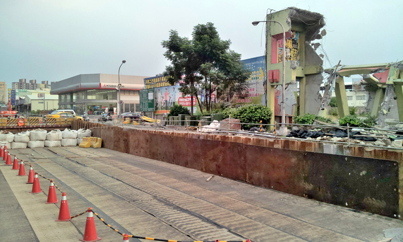配合一心路的道路景觀重建,市府協調中石化公司拆除隔音牆。(圖∕鮑忠暉 攝) 配合一心路的道路景觀重建,市府協調中石化公司拆除隔音牆。(圖∕鮑忠暉 攝)