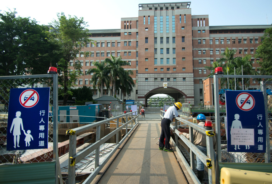 搭設人行便道,方便當地居民與學生進出。(圖∕李士豪 攝) 搭設人行便道,方便當地居民與學生進出。(圖∕李士豪 攝)