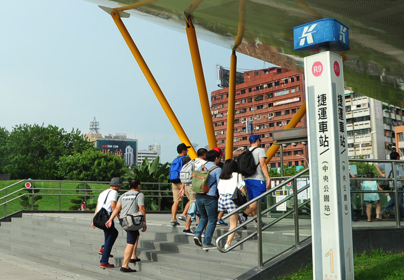 高雄觀光旅遊便利,搭乘捷運即可輕鬆遊高雄。(圖∕鮑忠暉 攝) 高雄觀光旅遊便利,搭乘捷運即可輕鬆遊高雄。(圖∕鮑忠暉 攝)