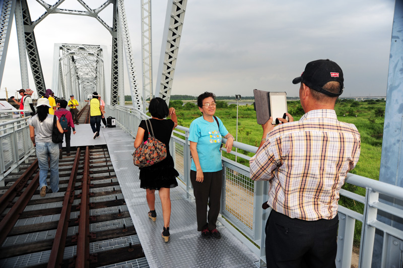 大樹舊鐵橋變身為觀景的天空步道,遊客行走於此可俯瞰濕地公園美景。(圖∕鮑忠暉 攝) 大樹舊鐵橋變身為觀景的天空步道,遊客行走於此可俯瞰濕地公園美景。(圖∕鮑忠暉 攝)