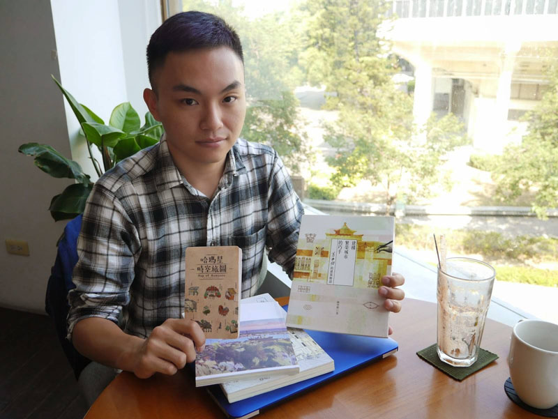 陳坤毅書寫高雄,希望能為下一代留下城市的故事。(圖∕曾莛庭攝) 陳坤毅書寫高雄,希望能為下一代留下城市的故事。(圖∕曾莛庭攝)