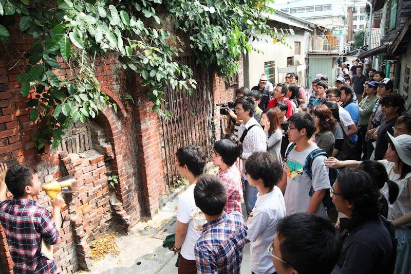 從小喜愛四處探索建築的陳坤毅,如今已是城市歷史建築的專業導覽員。(圖∕盧昱瑞 提供) 從小喜愛四處探索建築的陳坤毅,如今已是城市歷史建築的專業導覽員。(圖∕盧昱瑞 提供)