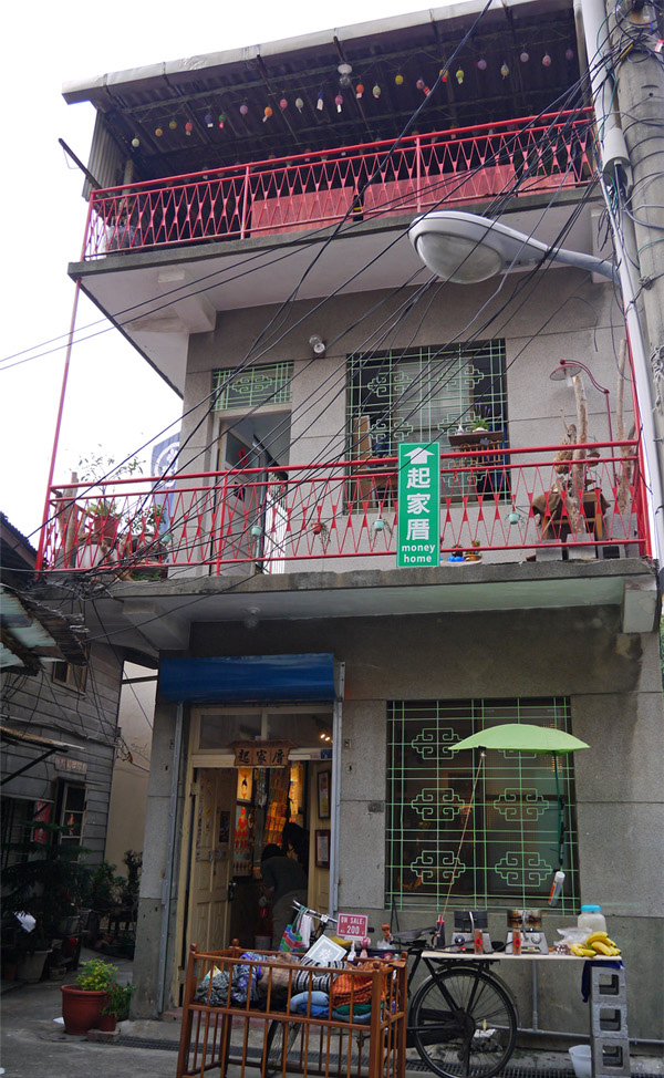 三樓高的「起家厝」變身為文創基地。(圖∕李昀諭 攝) 三樓高的「起家厝」變身為文創基地。(圖∕李昀諭 攝)