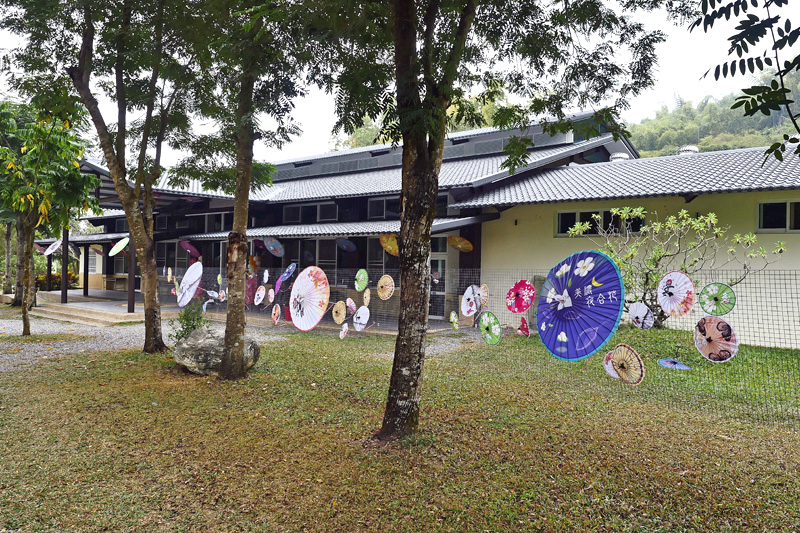 美綠生態園區民宿的「多子多孫祈福傘」，代表美濃文化特色。（圖∕張簡英豪 攝）