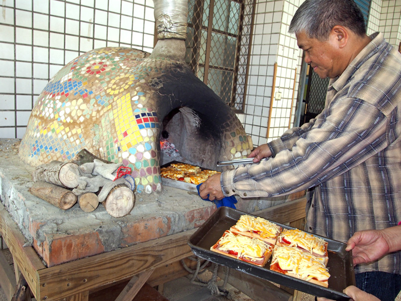 「社大藝術基地和平一號」裡有自製烤爐可以烤pizza喔!(圖∕張筧 攝) 「社大藝術基地和平一號」裡有自製烤爐可以烤pizza喔!(圖∕張筧 攝)