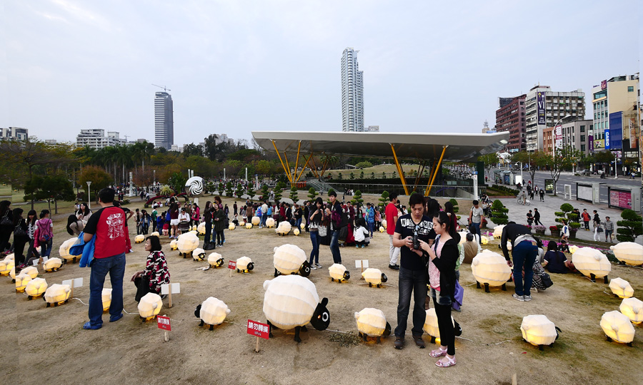 中央公園捷運站「吉羊久久」超萌的99隻綿羊燈,吸引民眾停下腳步合影。(圖∕張簡英豪 攝) 中央公園捷運站「吉羊久久」超萌的99隻綿羊燈,吸引民眾停下腳步合影。(圖∕張簡英豪 攝)