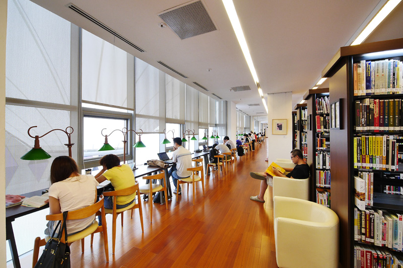 高雄的圖書館空間舒適寬敞、光線充足。(圖∕張簡英豪 攝) 高雄的圖書館空間舒適寬敞、光線充足。(圖∕張簡英豪 攝)