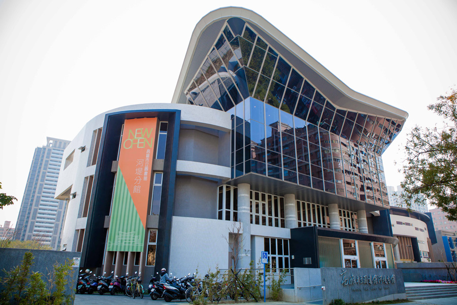 河堤分館如蝴蝶展翼般的屋頂設計,成為社區的建築亮點。(圖∕高志宏 攝) 河堤分館如蝴蝶展翼般的屋頂設計,成為社區的建築亮點。(圖∕高志宏 攝)