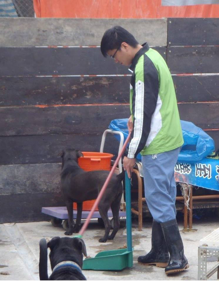 中山大學設立流浪動物管理站,由志工負責管理打掃。(圖∕中山大學 提供) 中山大學設立流浪動物管理站,由志工負責管理打掃。(圖∕中山大學 提供)