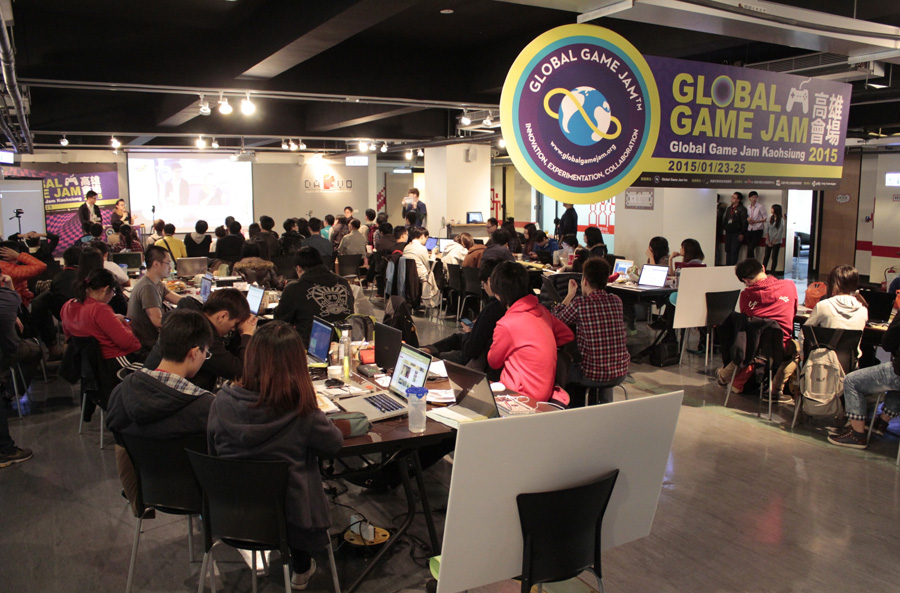 來自業界、社群、學生等不同領域的遊戲開發者,齊聚2015 Global Game Jam高雄會場─高雄市數位內容創意中心。(圖∕高雄數位內容創意中心 提供) 來自業界、社群、學生等不同領域的遊戲開發者,齊聚2015 Global Game Jam高雄會場─高雄市數位內容創意中心。(圖∕高雄數位內容創意中心 提供)