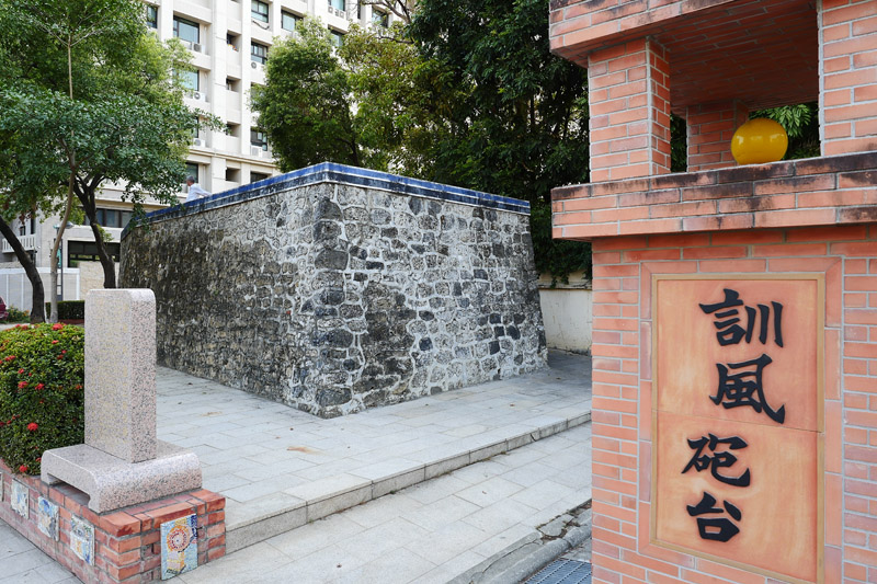 鳳山溪旁的訓風砲台格外秀氣還有書卷味。(圖∕張簡英豪 攝) 鳳山溪旁的訓風砲台格外秀氣還有書卷味。(圖∕張簡英豪 攝)