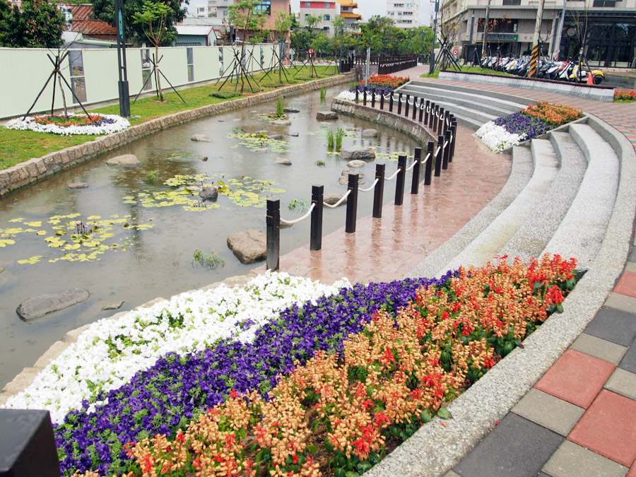 曹公圳水岸遍植花草與水生植物。(圖∕張簡英豪 攝) 曹公圳水岸遍植花草與水生植物。(圖∕張簡英豪 攝)