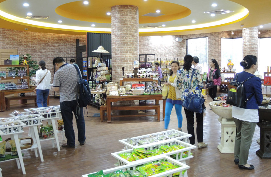 高雄物產館展售各式精緻農產與加工品。(圖∕徐世雄 攝) 高雄物產館展售各式精緻農產與加工品。(圖∕徐世雄 攝)