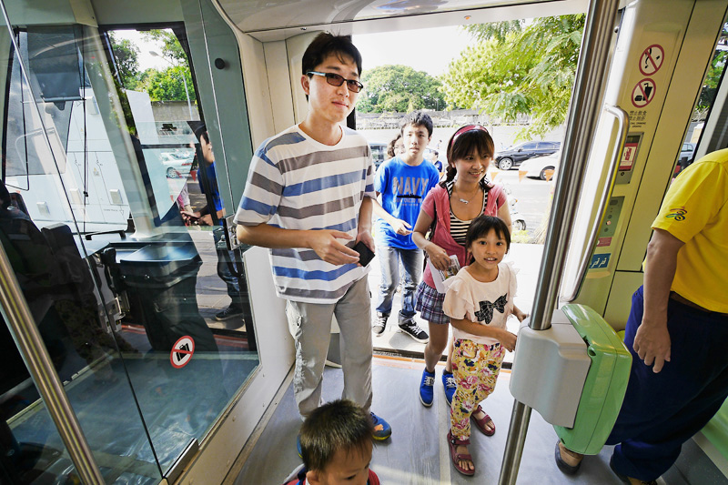 高雄輕軌列車採用低底盤與月台齊平,方便乘客上下車。(圖∕張簡英豪 攝) 高雄輕軌列車採用低底盤與月台齊平,方便乘客上下車。(圖∕張簡英豪 攝)