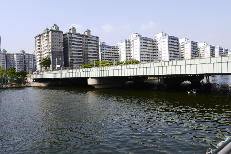 成功鐵橋跨越第五船渠並已進行軌道鋪設。(圖∕張簡英豪 攝) 成功鐵橋跨越第五船渠並已進行軌道鋪設。(圖∕張簡英豪 攝)