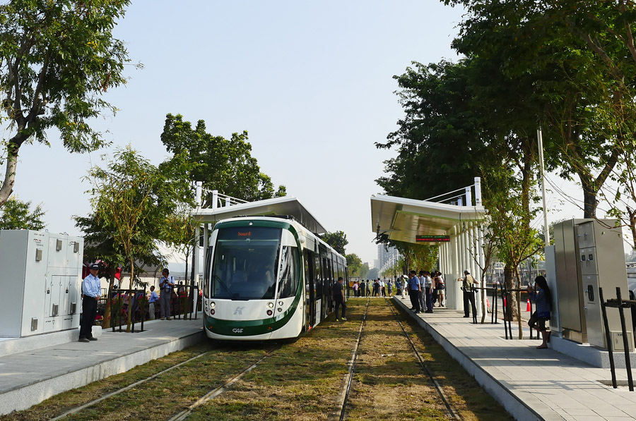 精巧的高雄輕軌列車,成為城市旅遊的新體驗。(圖∕張簡英豪 攝) 精巧的高雄輕軌列車,成為城市旅遊的新體驗。(圖∕張簡英豪 攝)