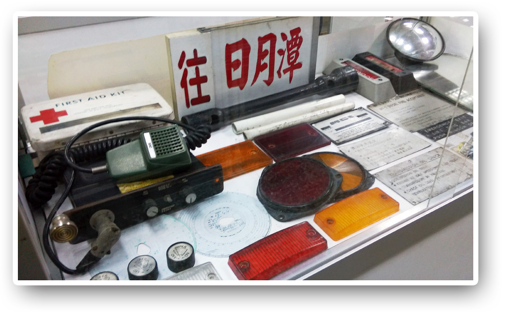 琳瑯滿目的公車文物,都是陳信誠一一尋找、拾回的珍貴收藏。(圖/陳信誠 提供) 琳瑯滿目的公車文物,都是陳信誠一一尋找、拾回的珍貴收藏。(圖/陳信誠 提供)