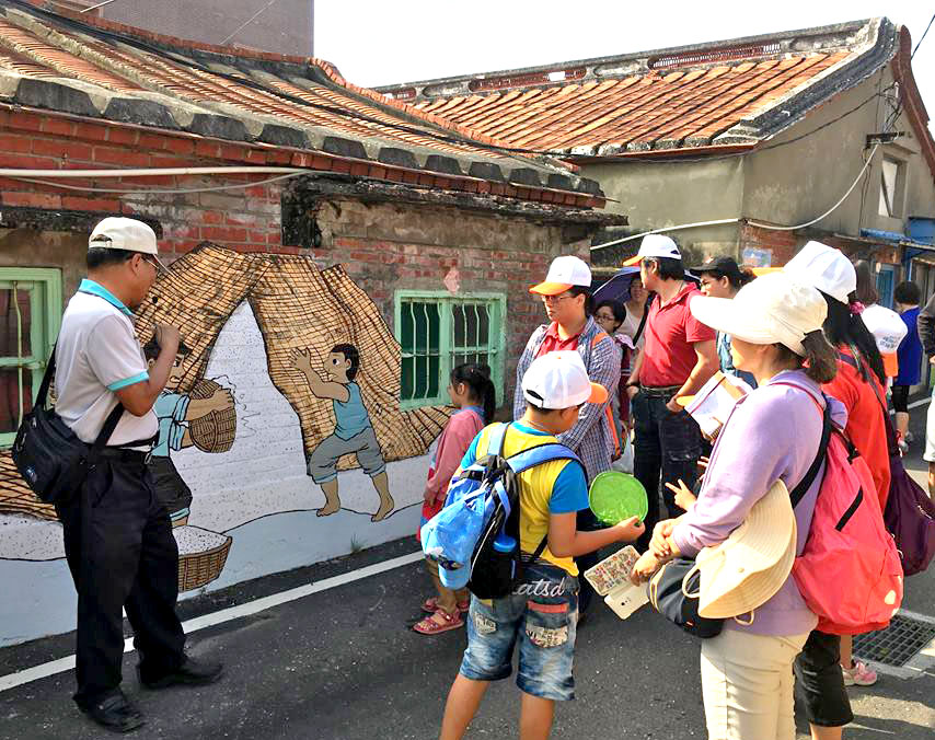 旅客紛紛造訪鹽田村聆聽老故事,與彩繪牆拍照、打卡!(圖/鹽田社區發展協會 提供) 旅客紛紛造訪鹽田村聆聽老故事,與彩繪牆拍照、打卡!(圖/鹽田社區發展協會 提供)