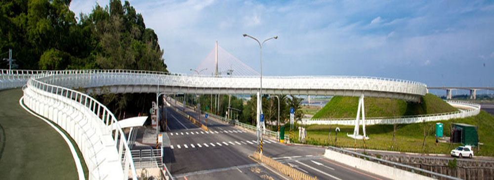 大樹自行車及人行景觀天橋曲線造型,宛如一條翻騰的S型銀白色腰帶。(圖/高志宏 攝) 大樹自行車及人行景觀天橋曲線造型,宛如一條翻騰的S型銀白色腰帶。(圖/高志宏 攝)