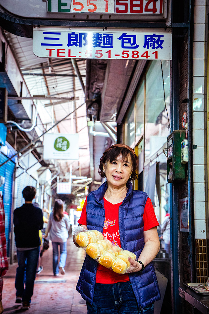 三郎麵包漂亮的老闆娘正向我們介紹著其揚名的奶油餐包。 三郎麵包漂亮的老闆娘正向我們介紹著其揚名的奶油餐包。