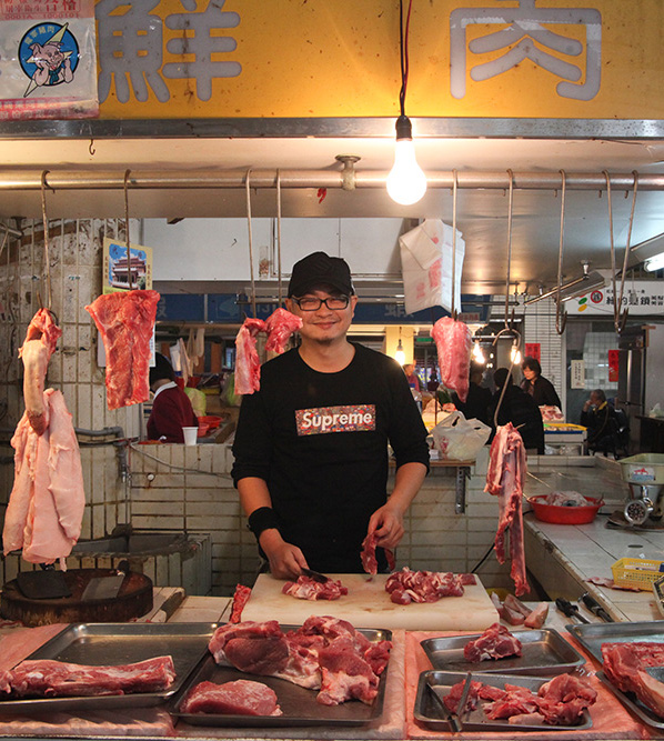 豬肉阿堯與他整齊乾淨的豬肉攤。(謝一麟·攝影) 豬肉阿堯與他整齊乾淨的豬肉攤。(謝一麟·攝影)