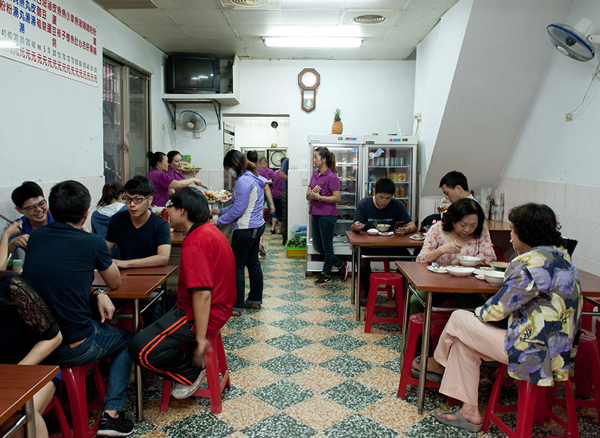 「汕頭陽春麵」，傍晚4點半過後，食客開始魚貫湧入。（蕭孟曲·攝影）