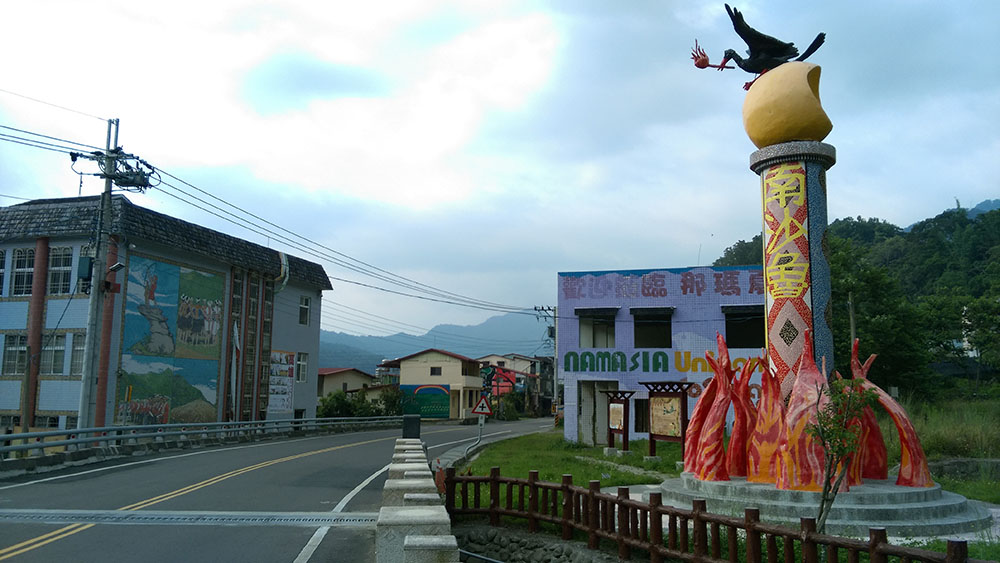 進入那瑪夏「南沙魯部落」,一隻叼著火把的鳥,正是布農族人象徵希望的海碧斯(紅嘴黑鵯)。(林浩然·攝影) 進入那瑪夏「南沙魯部落」,一隻叼著火把的鳥,正是布農族人象徵希望的海碧斯(紅嘴黑鵯)。(林浩然·攝影)