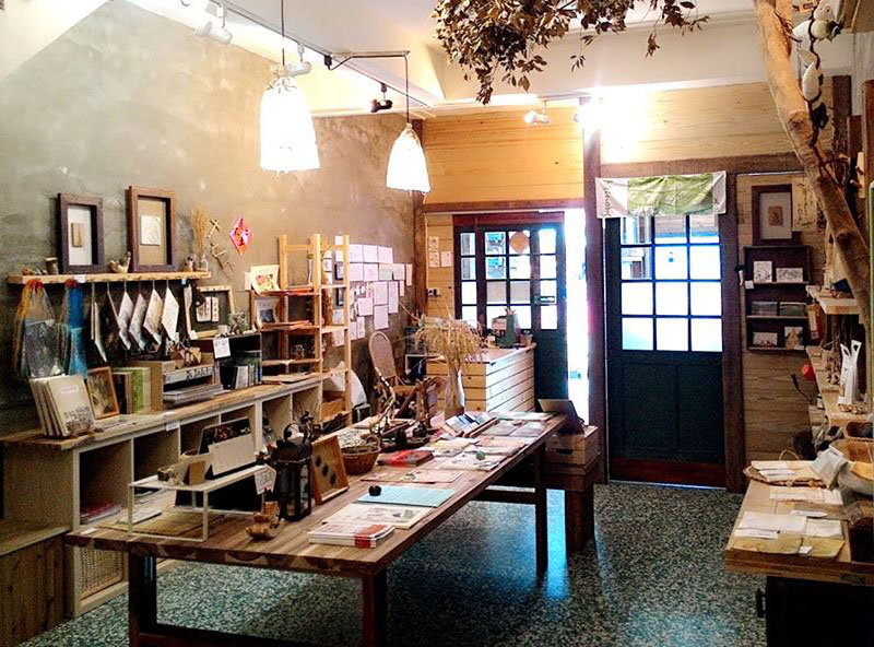 野上野下x遛食冰店內有許多具有美濃味的文創商品。(野上野下x遛食冰提供) 野上野下x遛食冰店內有許多具有美濃味的文創商品。(野上野下x遛食冰提供)