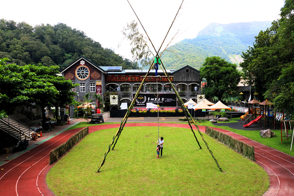 多納國小的操場是黑米祭(Tapakadrawane)的主要場地。(葉郁琪·攝影) 多納國小的操場是黑米祭(Tapakadrawane)的主要場地。(葉郁琪·攝影)