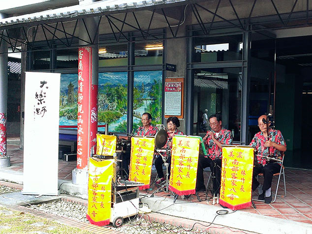 美濃的客家八音團採取四人編制,圖為「林作長客家八音團」。(藍秋惠·攝影) 美濃的客家八音團採取四人編制,圖為「林作長客家八音團」。(藍秋惠·攝影)