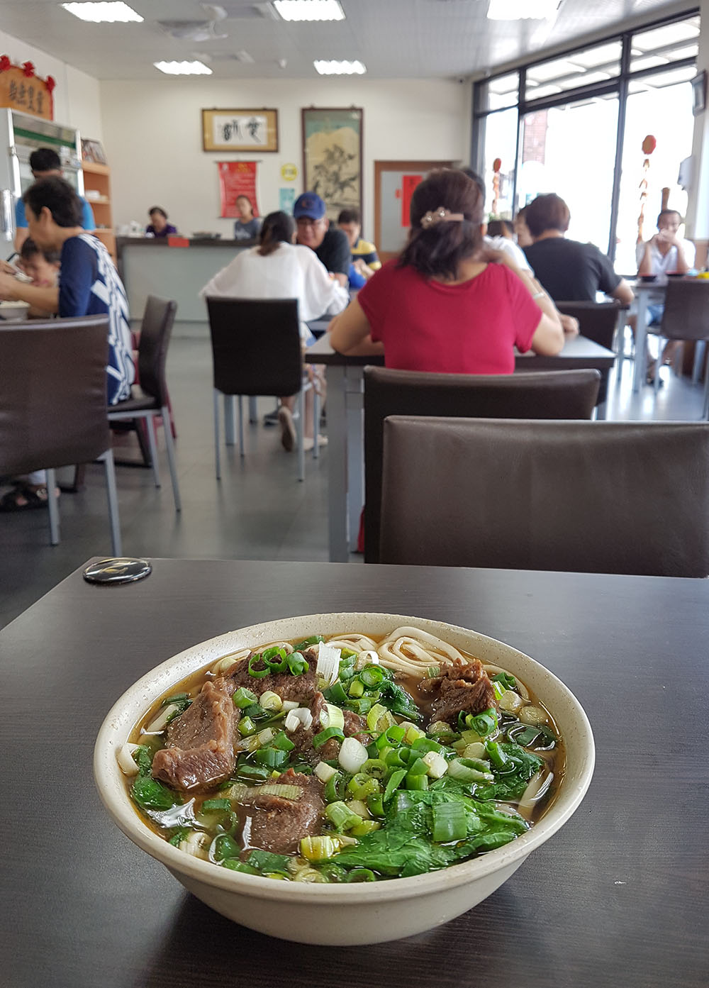 鳥松外省麵紅燒湯頭甘甜不死鹹,小碗份量裡有五塊牛肉,仔細品嚐後發現有牛腩與牛腱兩種牛肉,口感豐富,軟嫩入味。(quava·攝影) 鳥松外省麵紅燒湯頭甘甜不死鹹,小碗份量裡有五塊牛肉,仔細品嚐後發現有牛腩與牛腱兩種牛肉,口感豐富,軟嫩入味。(quava·攝影)