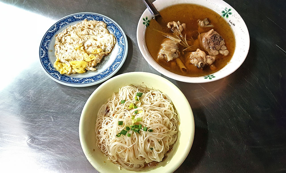 麻油雞配麵線、荷包蛋,呷飽也呷巧(quava·攝影) 麻油雞配麵線、荷包蛋,呷飽也呷巧(quava·攝影)