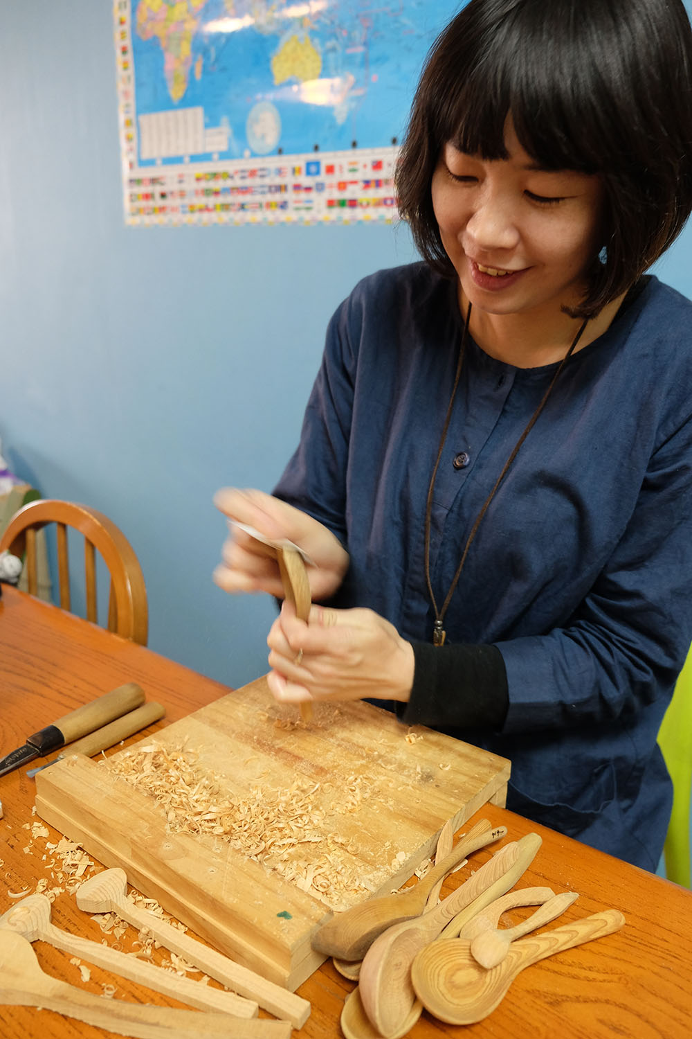 將削好的食器進行打磨。（黃子柔‧攝影）