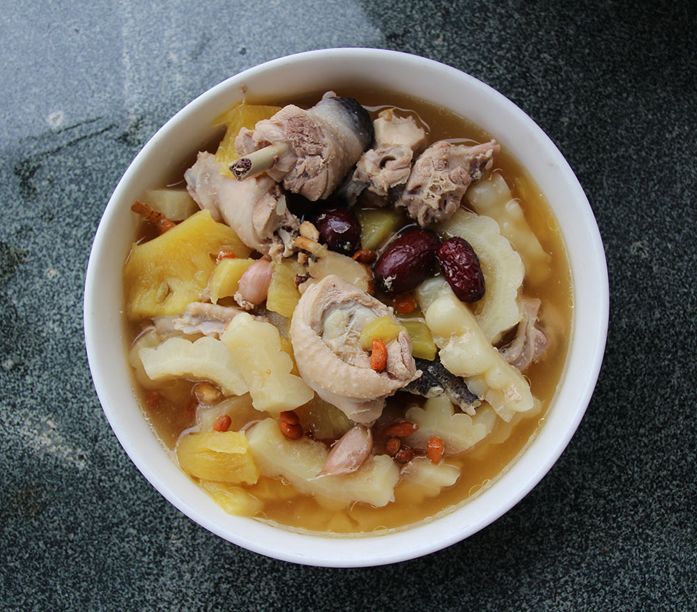 鳳梨豆醬入菜,烹調出美味的鳳梨苦瓜雞。(quava‧攝影) 鳳梨豆醬入菜,烹調出美味的鳳梨苦瓜雞。(quava‧攝影)
