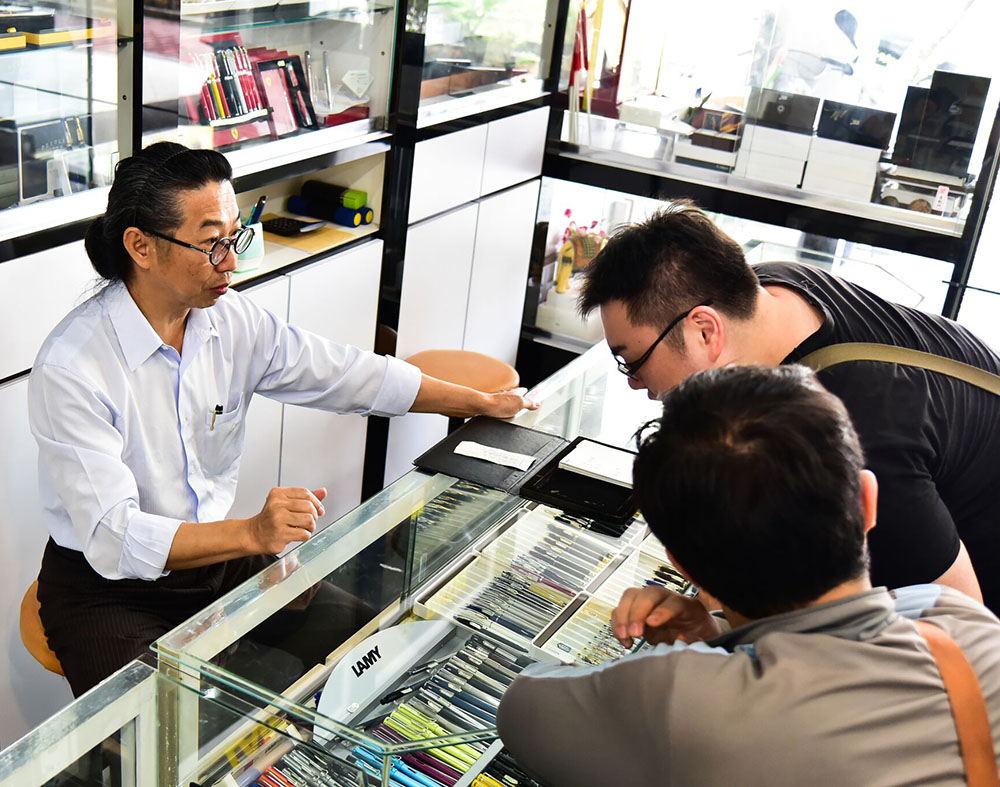 老闆貼心為客人展示、解說各式鋼筆。(貓手香工作室‧攝影) 老闆貼心為客人展示、解說各式鋼筆。(貓手香工作室‧攝影)