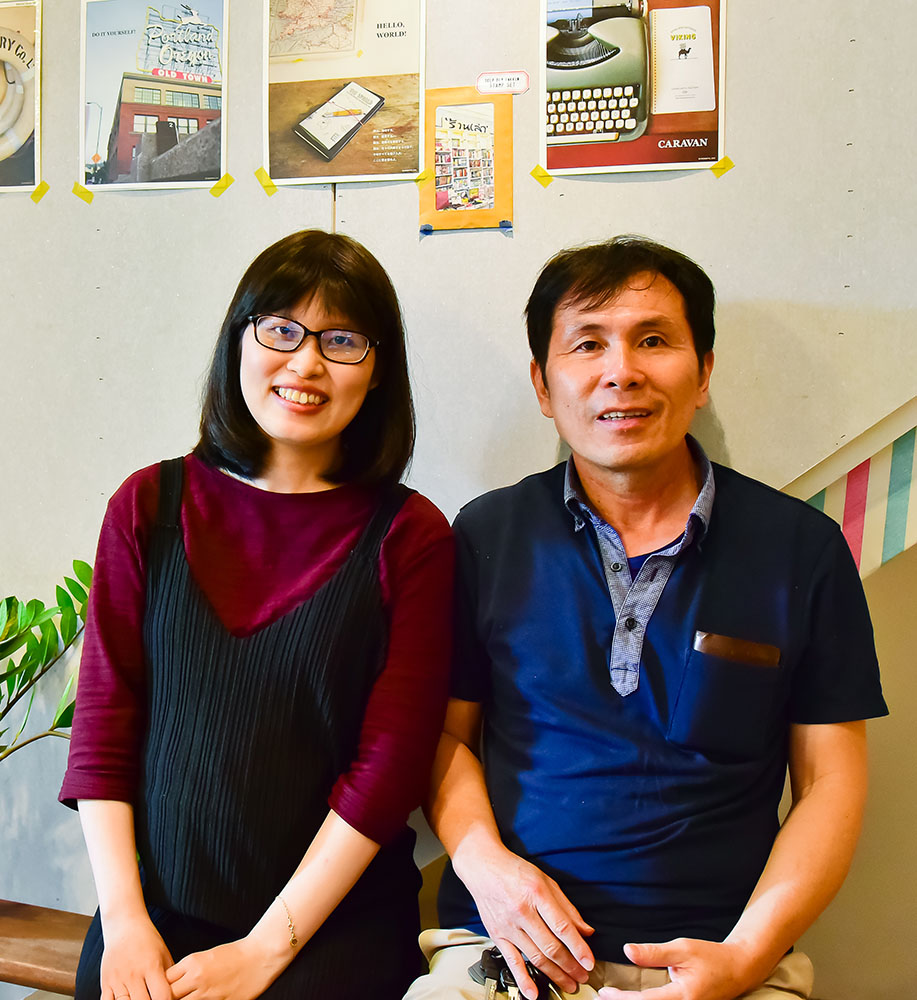 店長曾上娟和其父親曾信有共同經營「旅人店舖」。(貓手香工作室‧攝影) 店長曾上娟和其父親曾信有共同經營「旅人店舖」。(貓手香工作室‧攝影)