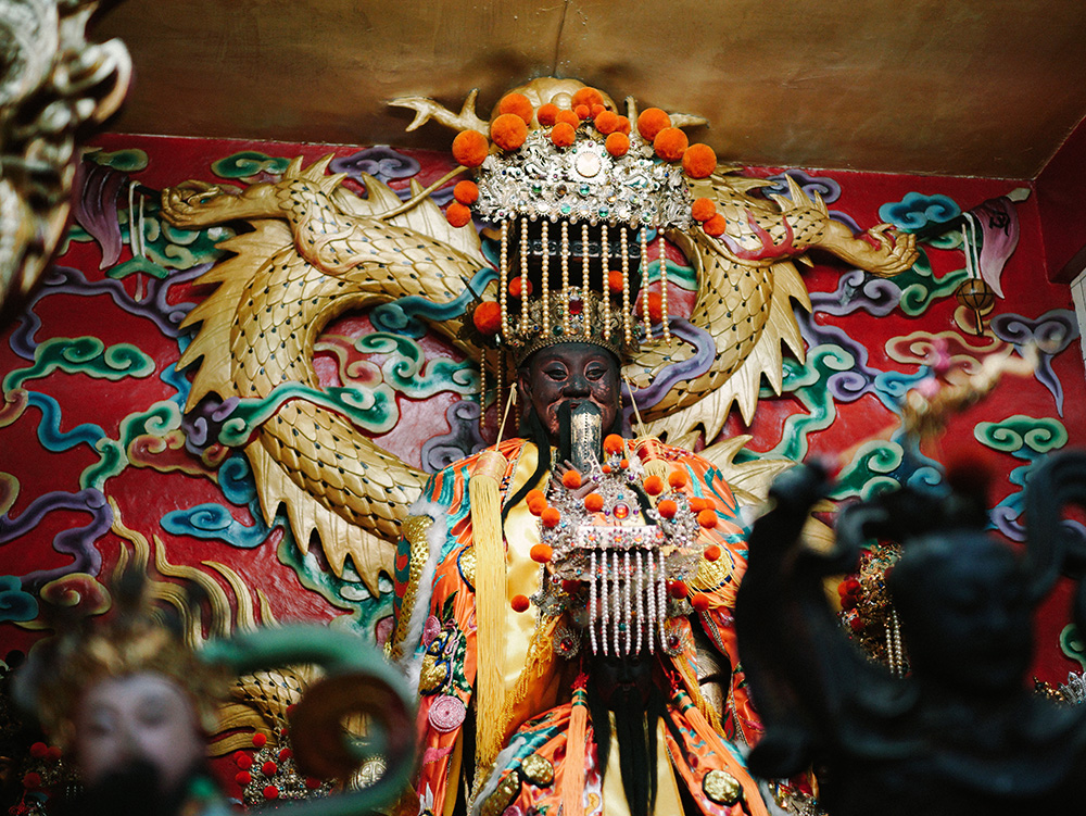 鼓山地嶽殿祭祀「東嶽仁聖大帝」,並合祀地藏王菩薩、李府大神等掌管幽冥事務之神明。(郭宸志‧攝影) 鼓山地嶽殿祭祀「東嶽仁聖大帝」,並合祀地藏王菩薩、李府大神等掌管幽冥事務之神明。(郭宸志‧攝影)
