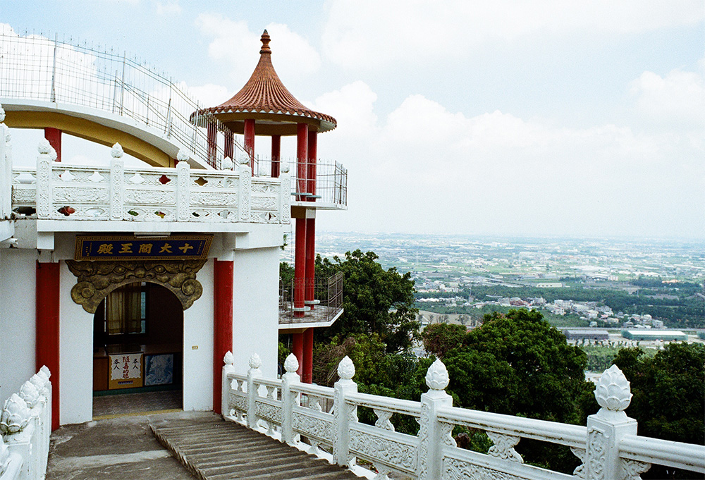進入十大閻王殿前,可眺望周遭景觀,視野開闊。(畝嘰斗‧提供) 進入十大閻王殿前,可眺望周遭景觀,視野開闊。(畝嘰斗‧提供)