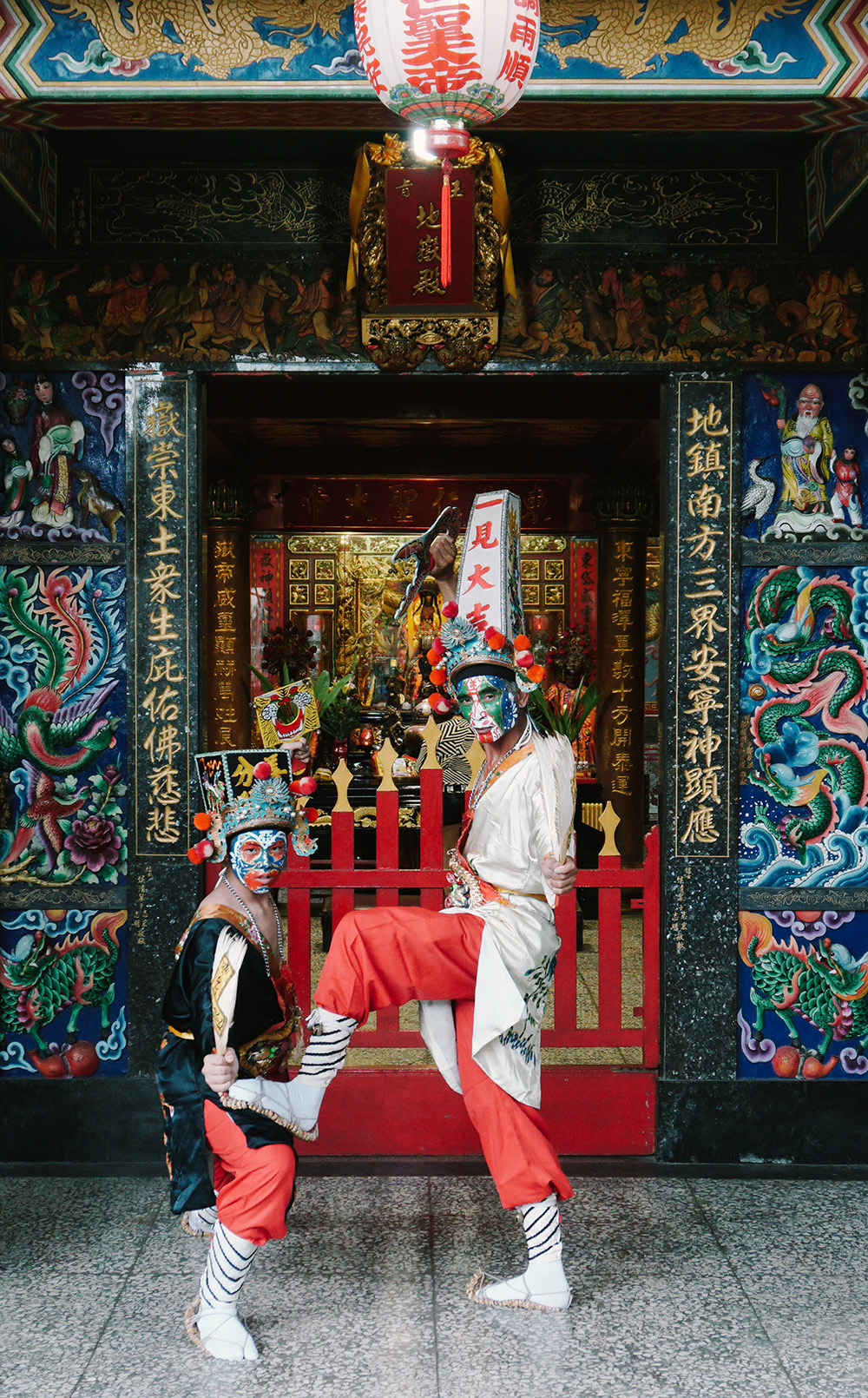 架式十足的父子檔八家將-王源材、王家輝。(郭宸志‧攝影) 架式十足的父子檔八家將-王源材、王家輝。(郭宸志‧攝影)