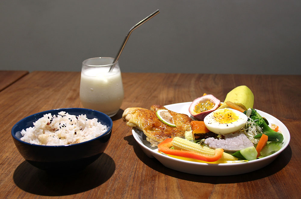 結合雞肉、雞汁與蜂蜜的「岡山蜂蜜檸檬雞飯」。(quava‧攝影) 結合雞肉、雞汁與蜂蜜的「岡山蜂蜜檸檬雞飯」。(quava‧攝影)