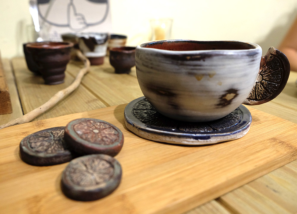 加入香港茶餐廳文化的「檸檬」馬克杯。(N̂g Chú-jiû‧攝影) 加入香港茶餐廳文化的「檸檬」馬克杯。(N̂g Chú-jiû‧攝影)