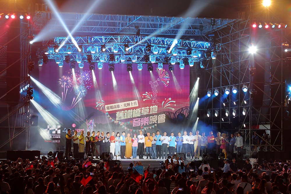 「舊鐵橋草地音樂會」吸引來13萬人潮,野餐、逛市集、聽音樂會、賞煙火,相當愜意。(攝影/Carter) 「舊鐵橋草地音樂會」吸引來13萬人潮,野餐、逛市集、聽音樂會、賞煙火,相當愜意。(攝影/Carter)