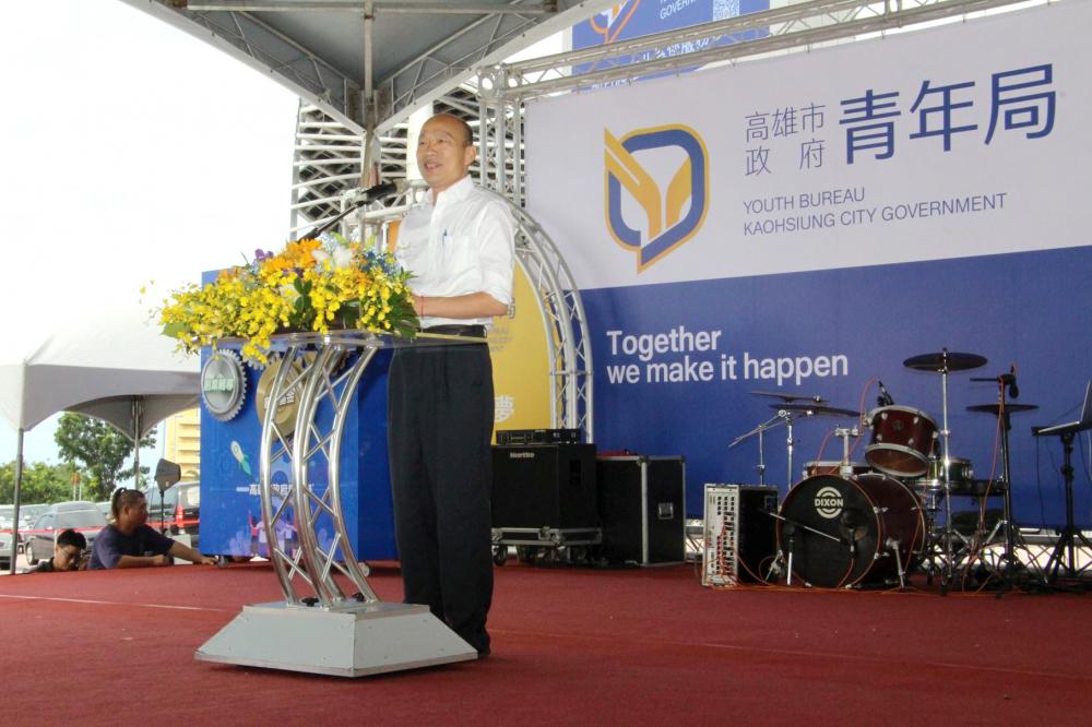 籌備五個多月的高雄青年局正式成立,市長韓國瑜致詞時表示,年輕人創意無限,透過青年局能協助更多青年發光發熱。(圖片提供/高雄市政府新聞局) 籌備五個多月的高雄青年局正式成立,市長韓國瑜致詞時表示,年輕人創意無限,透過青年局能協助更多青年發光發熱。(圖片提供/高雄市政府新聞局)