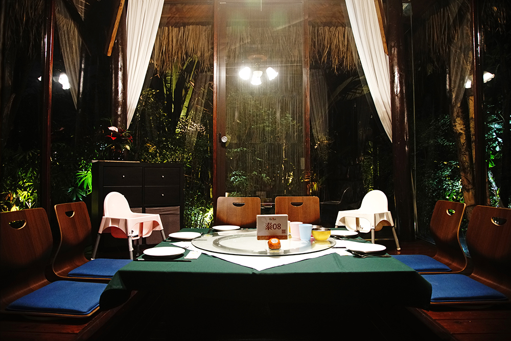 夜泰美泰式餐廳的茅草玻璃屋，讓人以為來到台版小峇里島。(攝影/曾信耀)