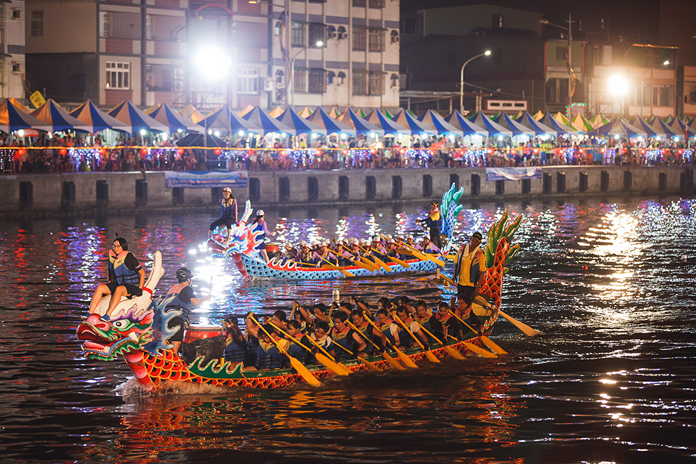中芸漁港的夜間龍舟賽。(圖片提供/林園區公所) 中芸漁港的夜間龍舟賽。(圖片提供/林園區公所)